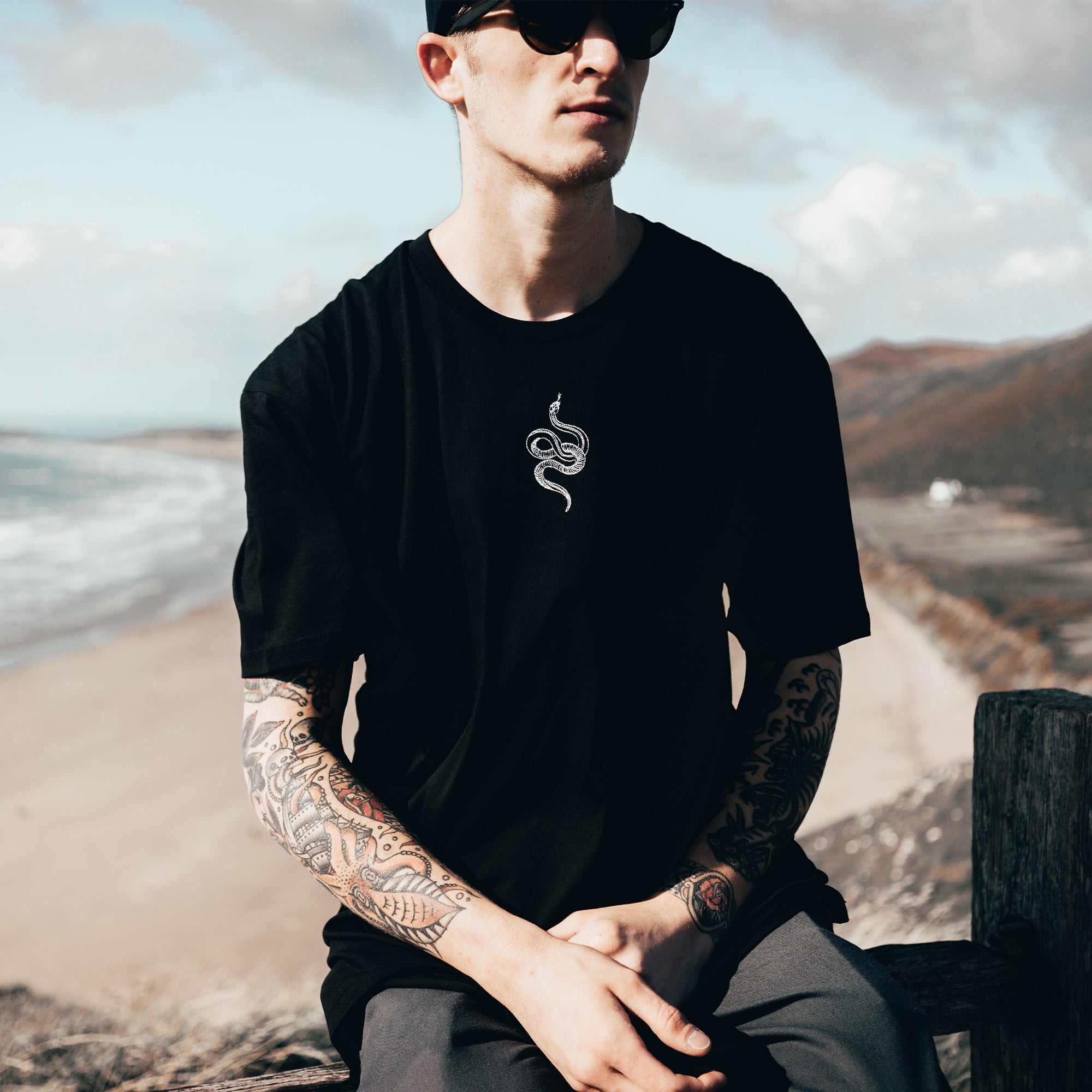 ★DRAW FIT★ Sans Serif Embroidered T-Shirt [BLACK] Snake Black T-shirt | Embroidered T-shirt | Tattoo Inspired